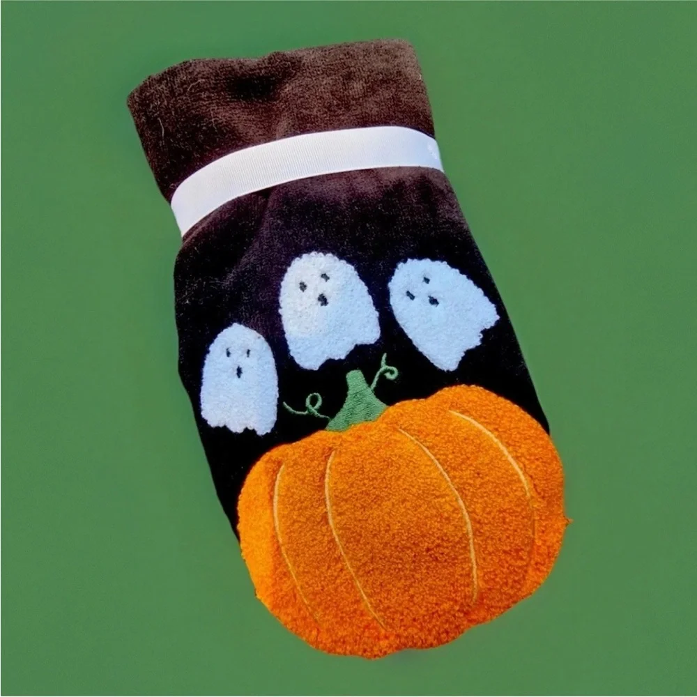 Halloween HAND TOWELS (2) Black w White GHOSTS Orange PUMPKINS NWT KassaDecor
